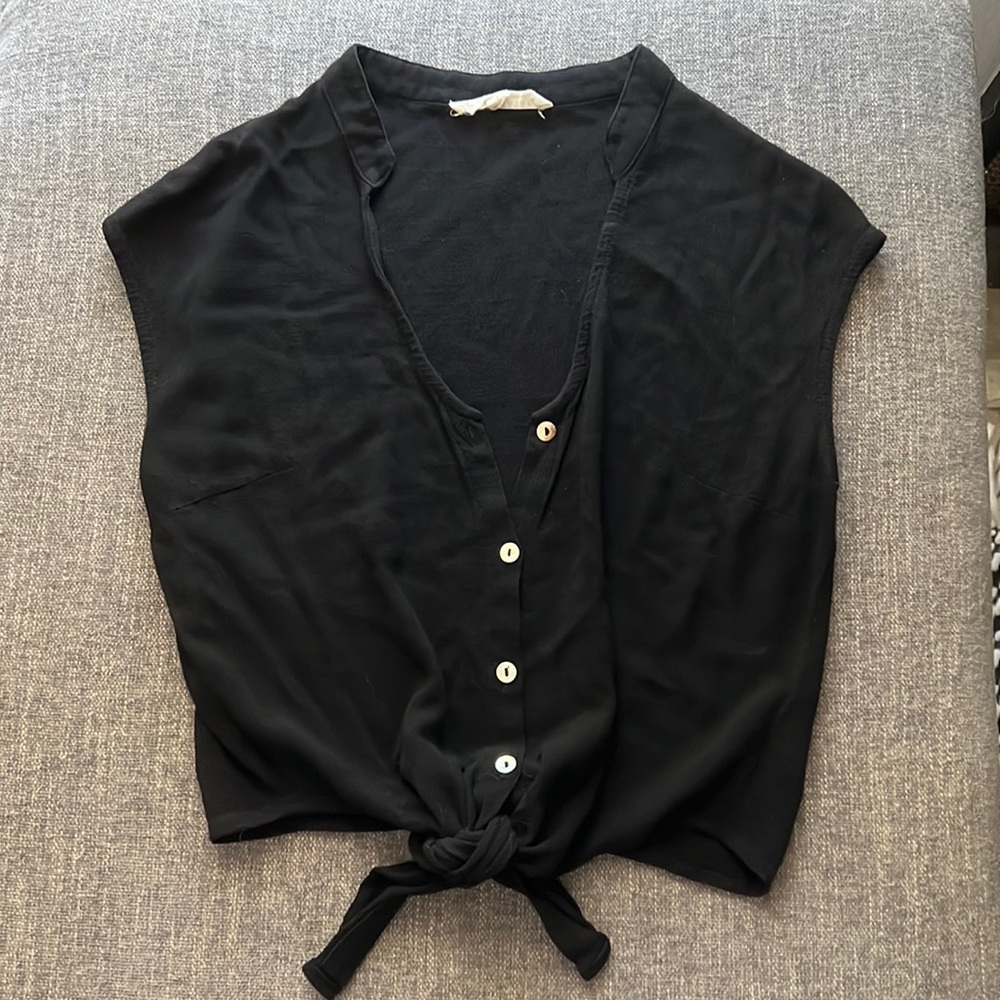 Grade & gather Black sleeveless button up top with tie, size small